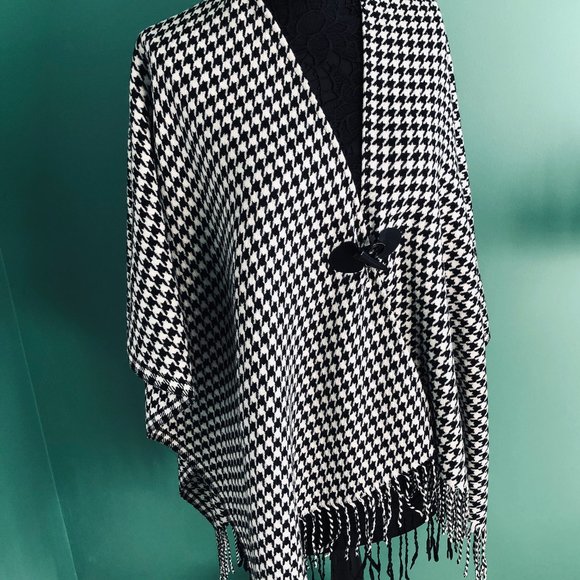 Steve Madden Jackets & Blazers - STEVE MADDEN Houndstooth OSFM Fringed Wrap NWT